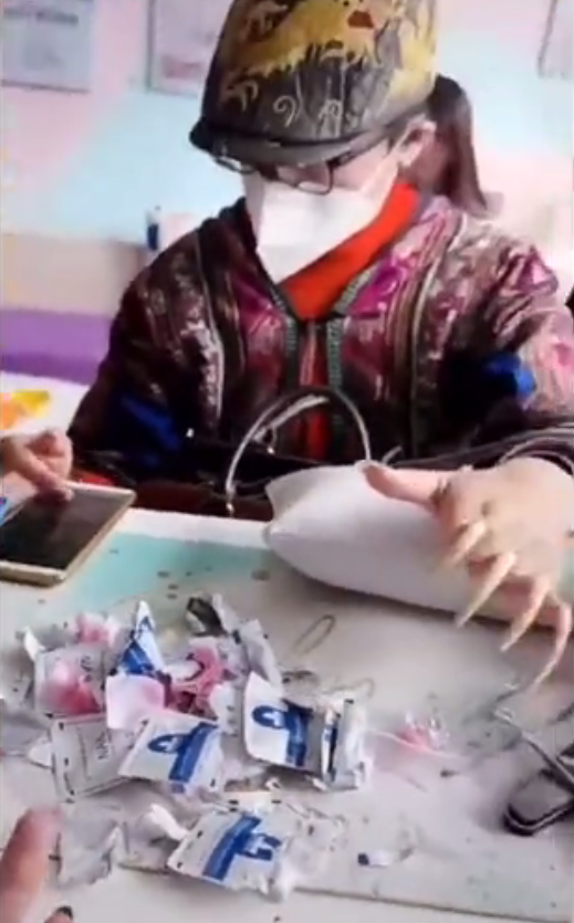 “孔雀公主”楊麗萍：63歲無兒無女，30年不吃米飯，指甲已留40年
