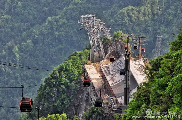 玉壶峰下松涛起，天界佛国掸尘埃！走遍千山万岭，唯天门山独有