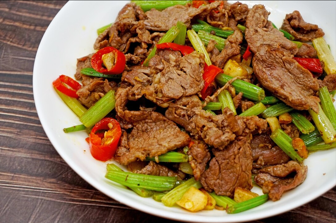 炒牛肉，不要放盐和淀粉腌制，多放2种东西，牛肉又香又滑嫩