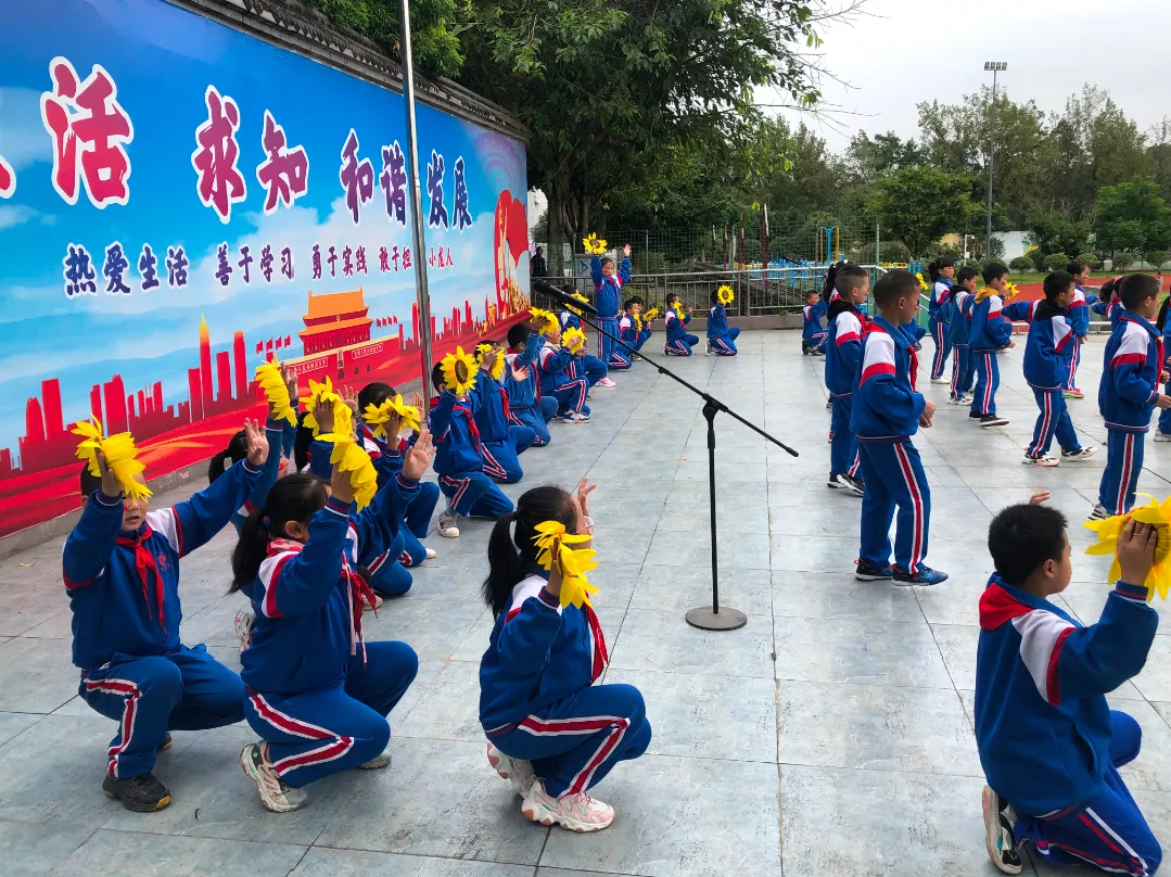成都市各学校开展“少年先锋队建队日”系列活动