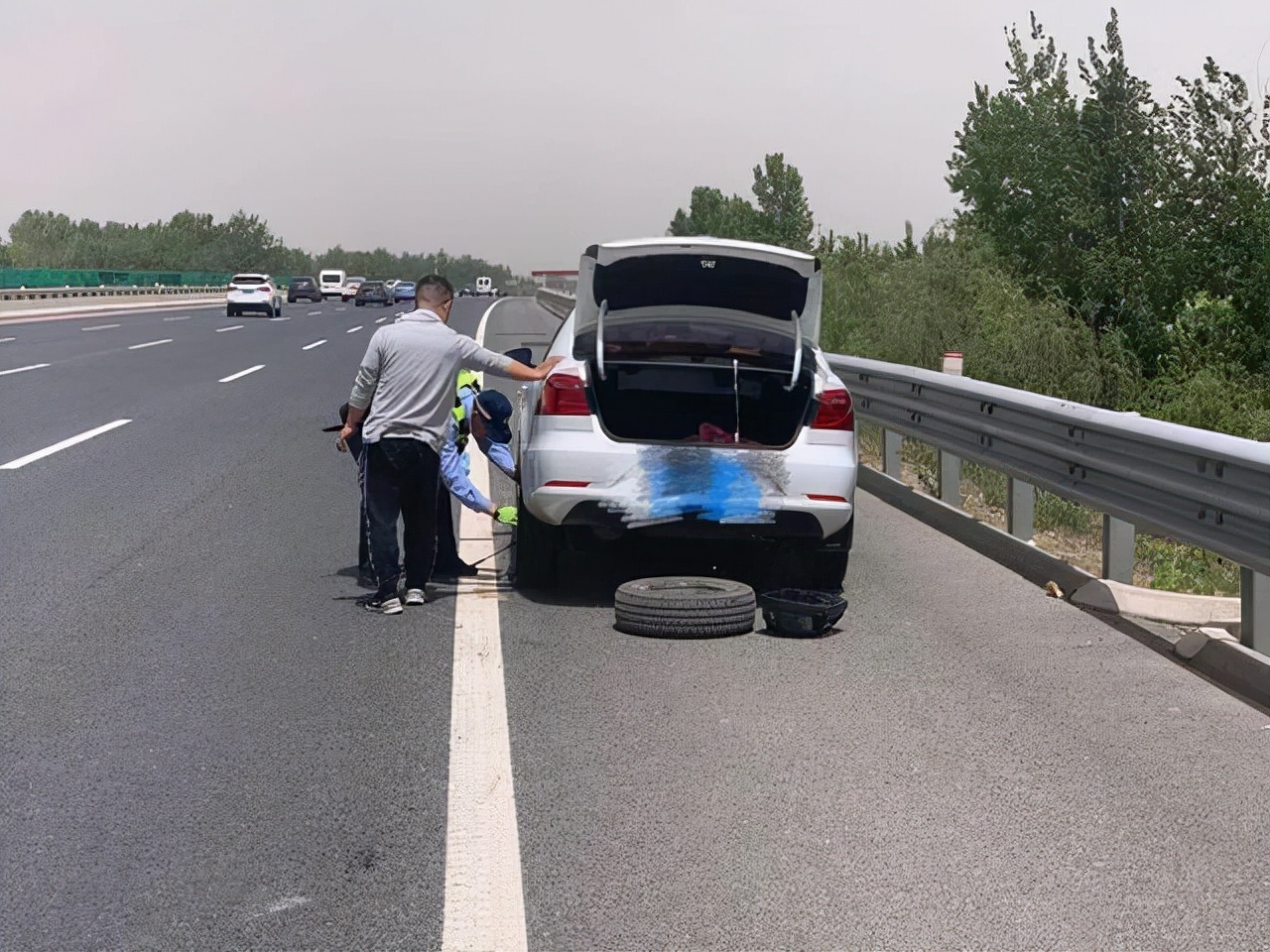 车辆在高速爆胎，停在应急车道被扣6分，车主：这不算紧急情况？