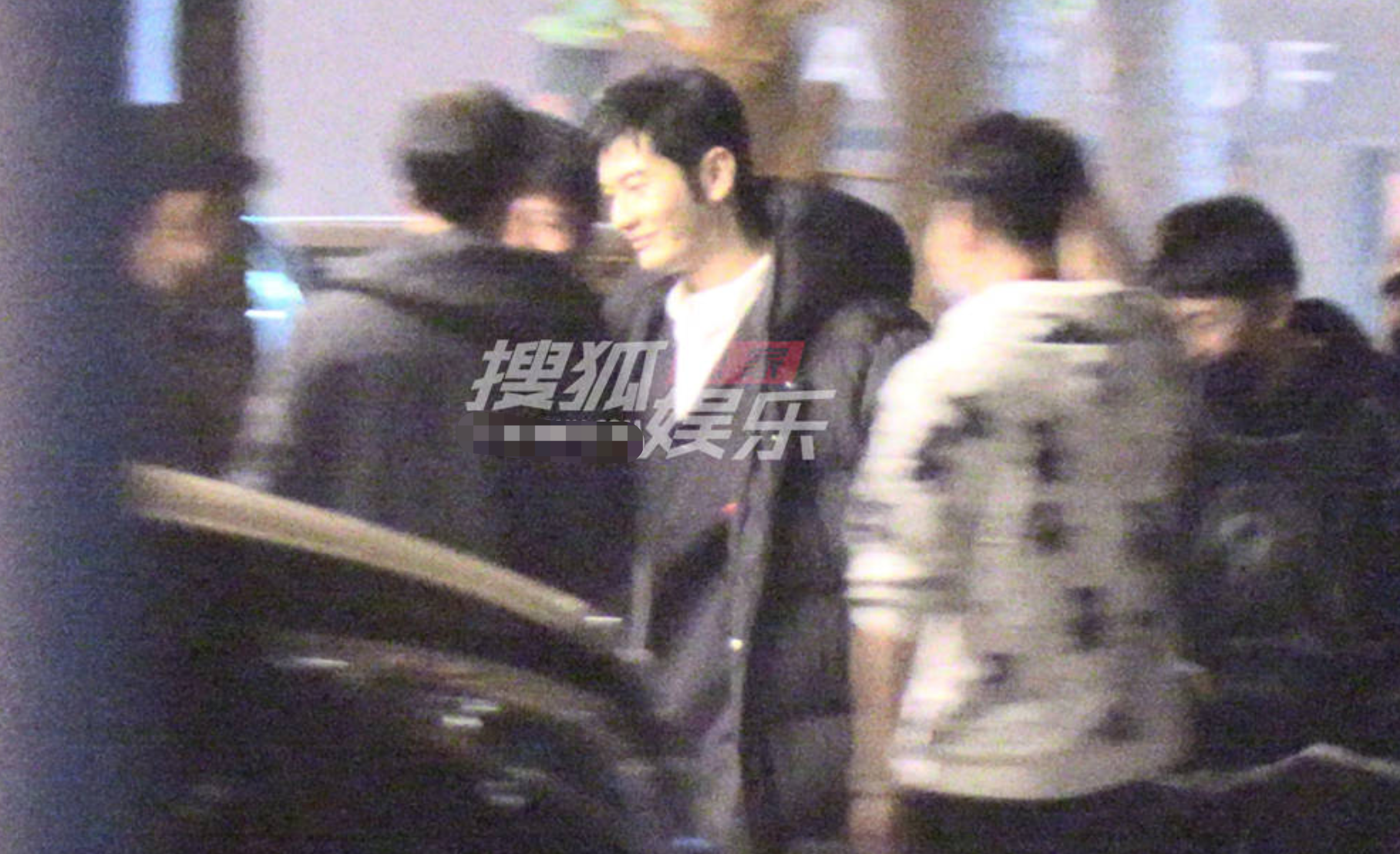 袁泉替补出演《玫瑰之战》！与黄晓明同框气场不输，遇粉丝心情佳