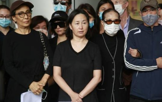 从赌王亲属接见媒体的时候我们也是可以看出来蓝琼缨