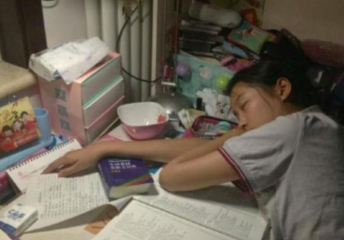关晓彤高考成绩曝光，明明在拍戏，为什么成绩这么好？方法更重要