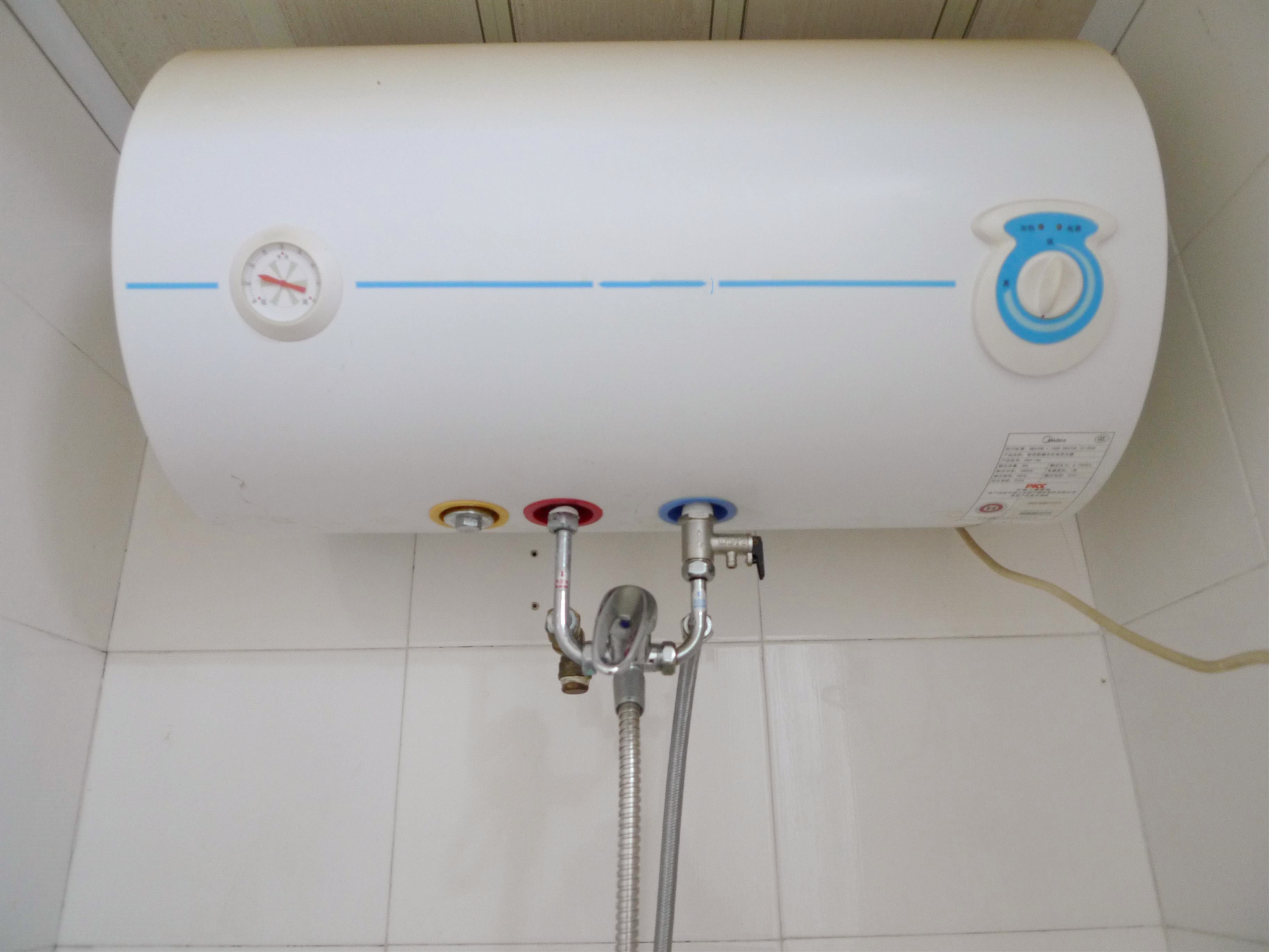 当然,并不是所有电热水器都可以插电洗澡的,如果想不拔插头,需要提前