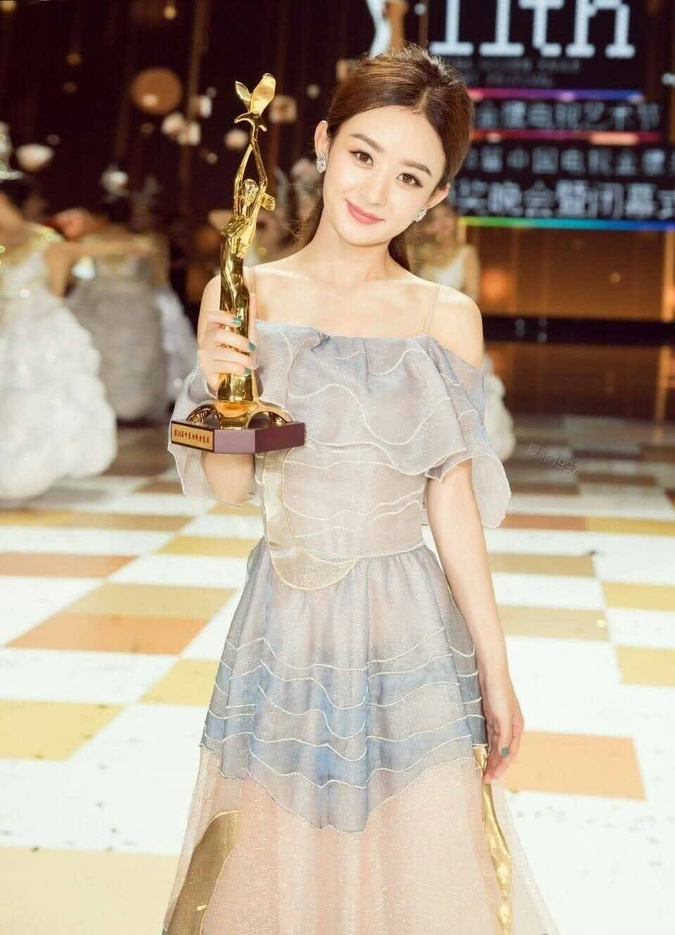 “农村姑娘”赵丽颖的成名史，以及她背后的资本版图