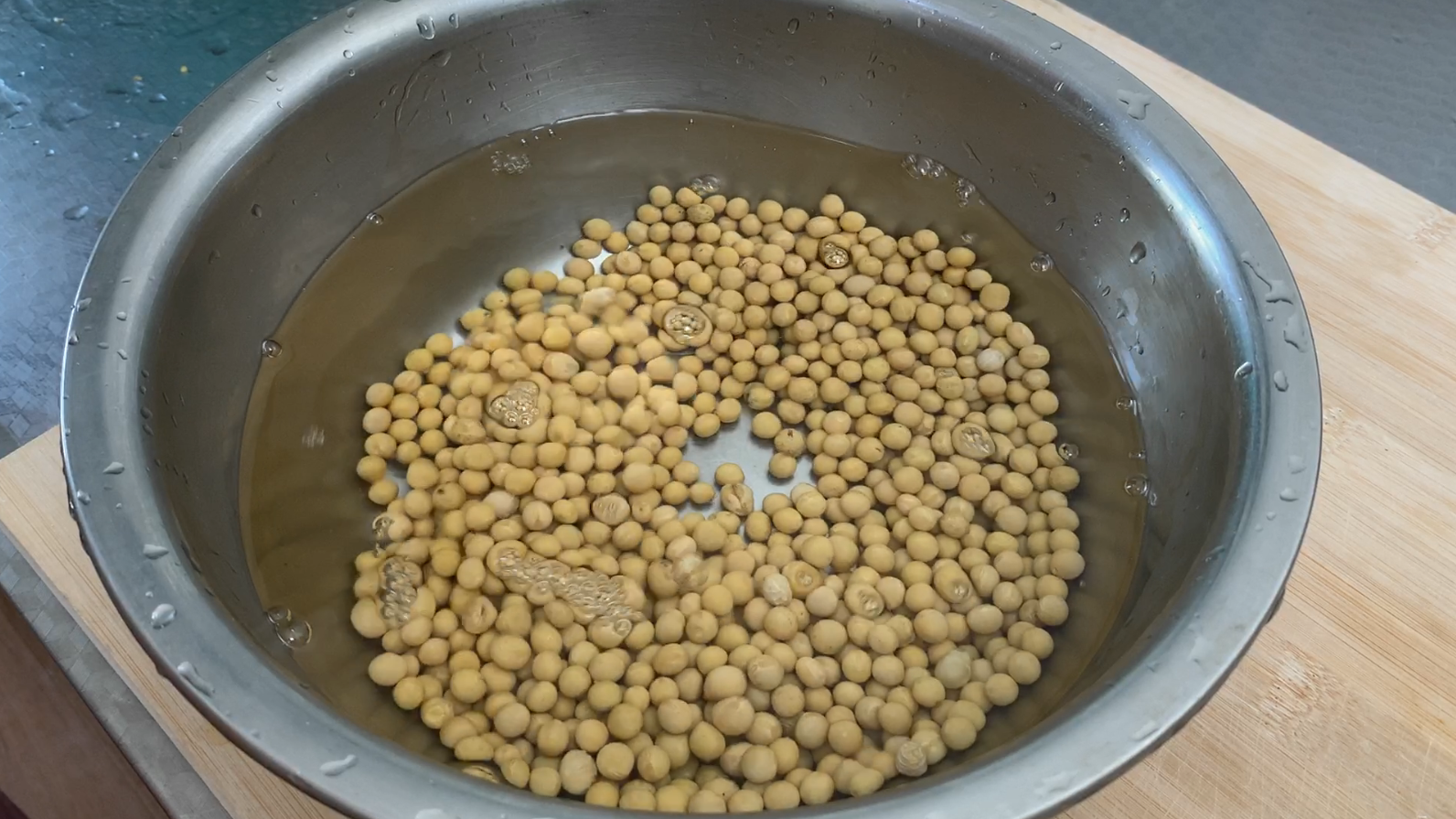 教你在家发豆芽，不用土壤不用肥料，5天就能吃，营养脆嫩又干净