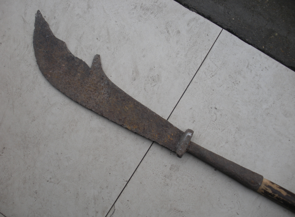 贵州一古墓曾出土偃月刀，仅重12斤，关羽那把82斤，真相是什么？