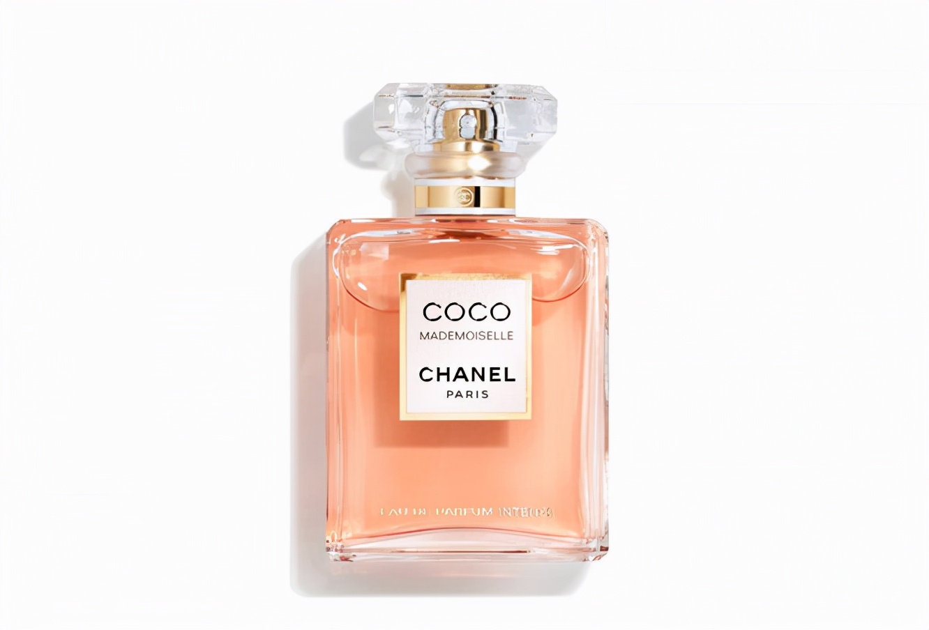 迷人而诱人：Cosmo 推荐的 12 款最适合女性的香水