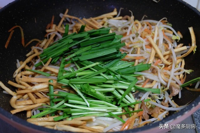 春饼这么做，不用油也不粘，卷上合菜最好吃，每年立春必做它！