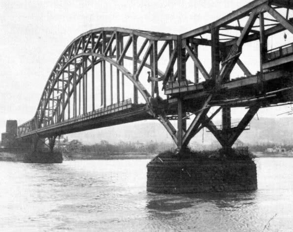 为了夺回这座大桥，纳粹绞尽脑汁，不惜动用“终极武器”