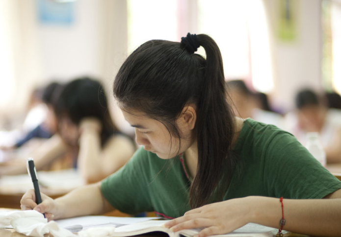 为保证毕业生含金量，既清考制度取消后，对毕业论文进行抽查