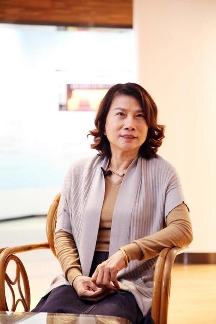 董明珠越老越时髦,穿开衫配渔夫帽气质变温柔,走路依然是霸总范