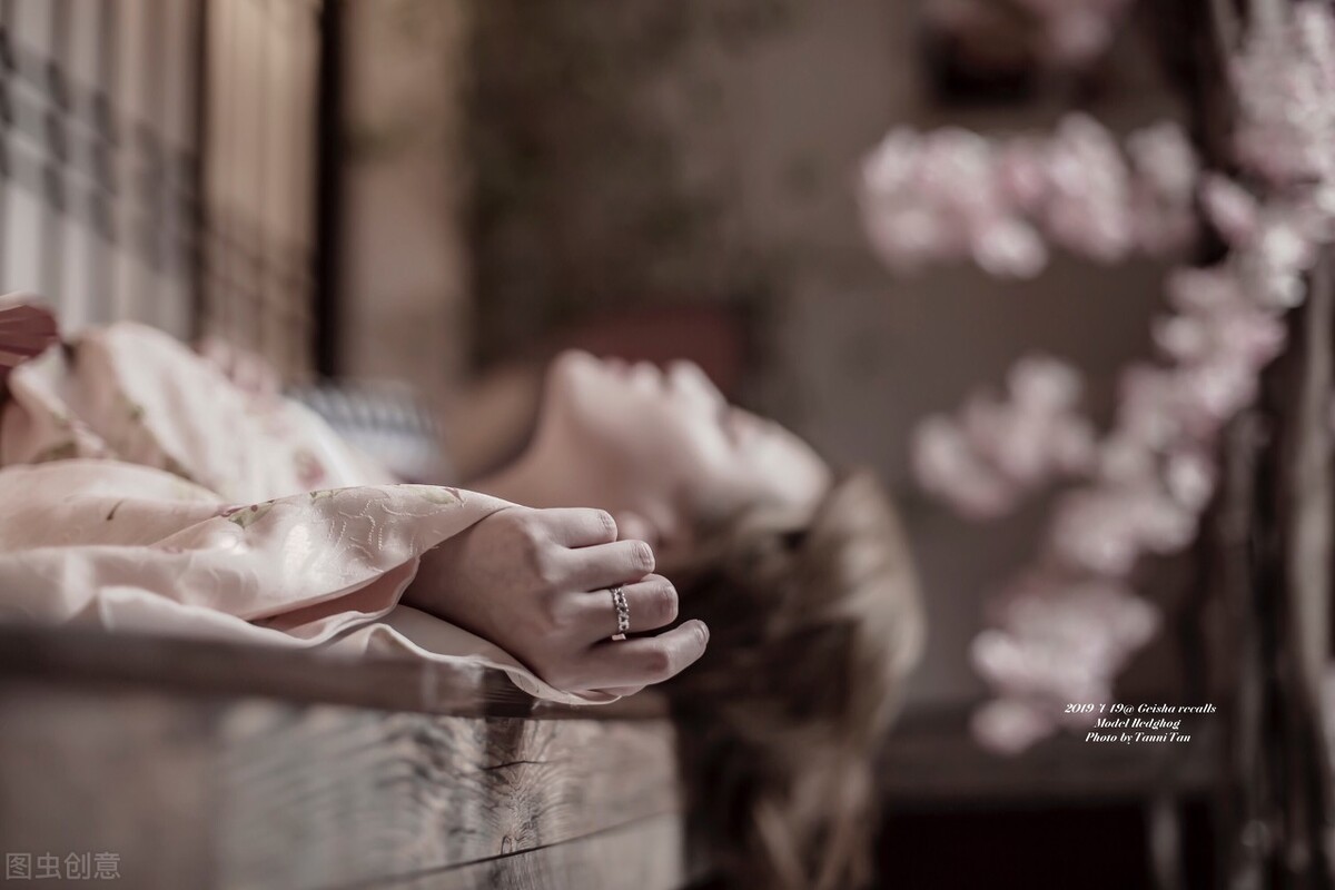 某高校教室不雅视频曝光，遭全网疯传：纵欲的人生，到底有多可怕