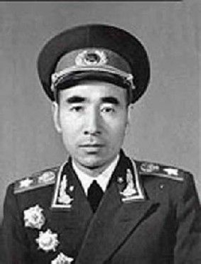 毛主席最信赖的罗帅，却被下属故意“刁难”，罗帅如何处置他？