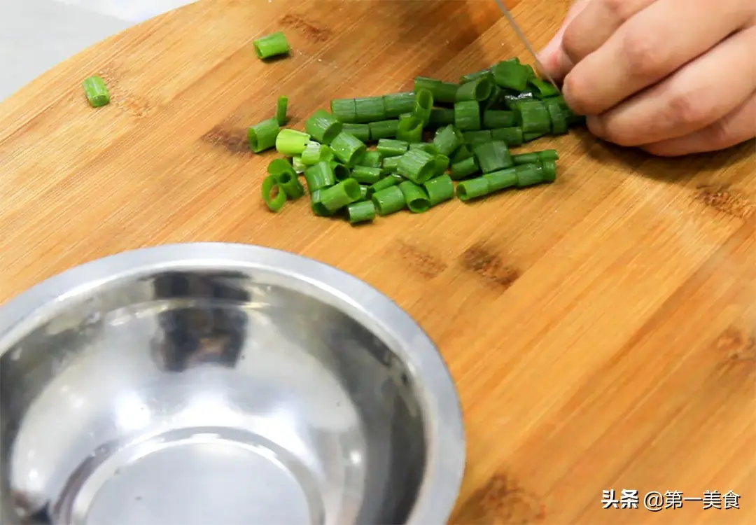 ***蛋羹怎么做才好吃，厨师长分享窍门，***蛋鲜嫩，没有蜂窝