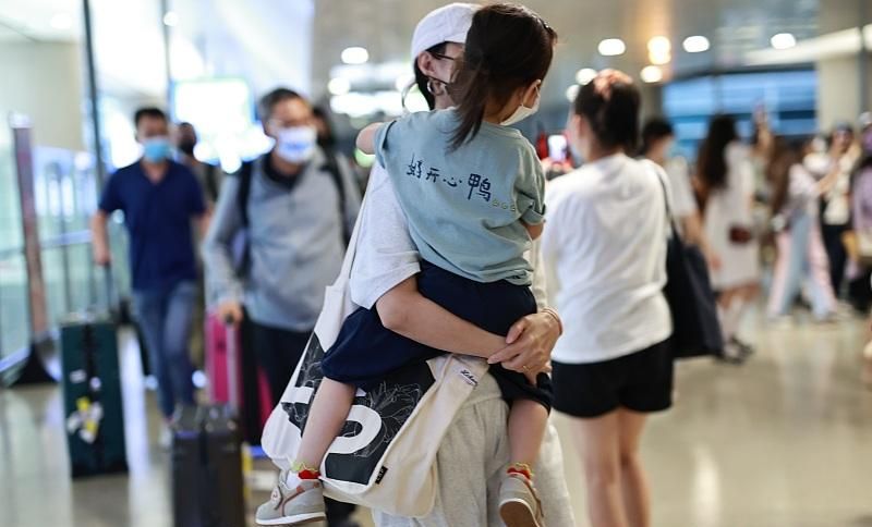 朱亚文一家三口罕走机场,沈佳妮全程抱娃,3岁女儿稀疏头发抢镜