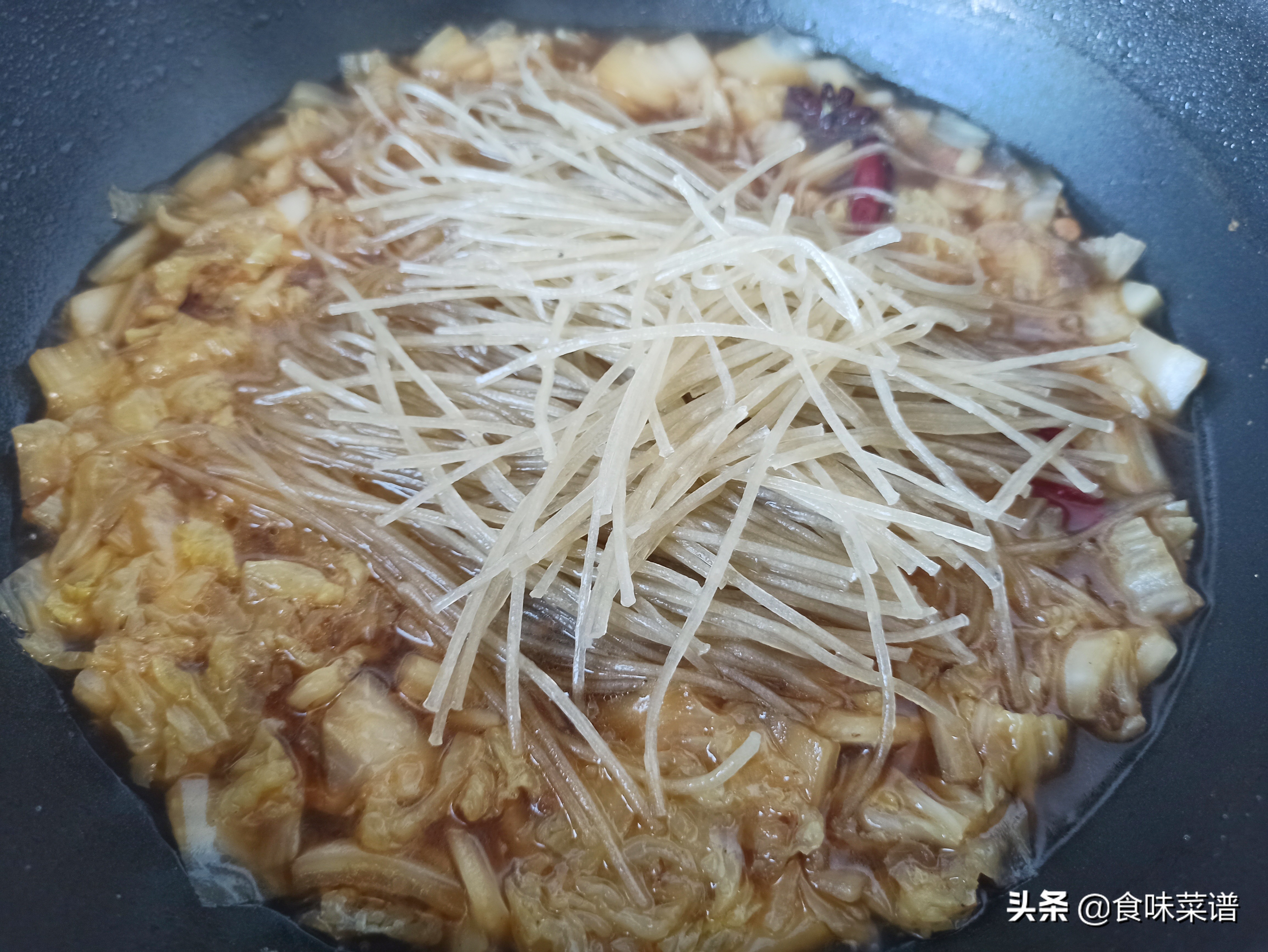 猪肉炖粉条怎么做才好吃？记住3个小技巧，鲜香入味，汤汁都不剩