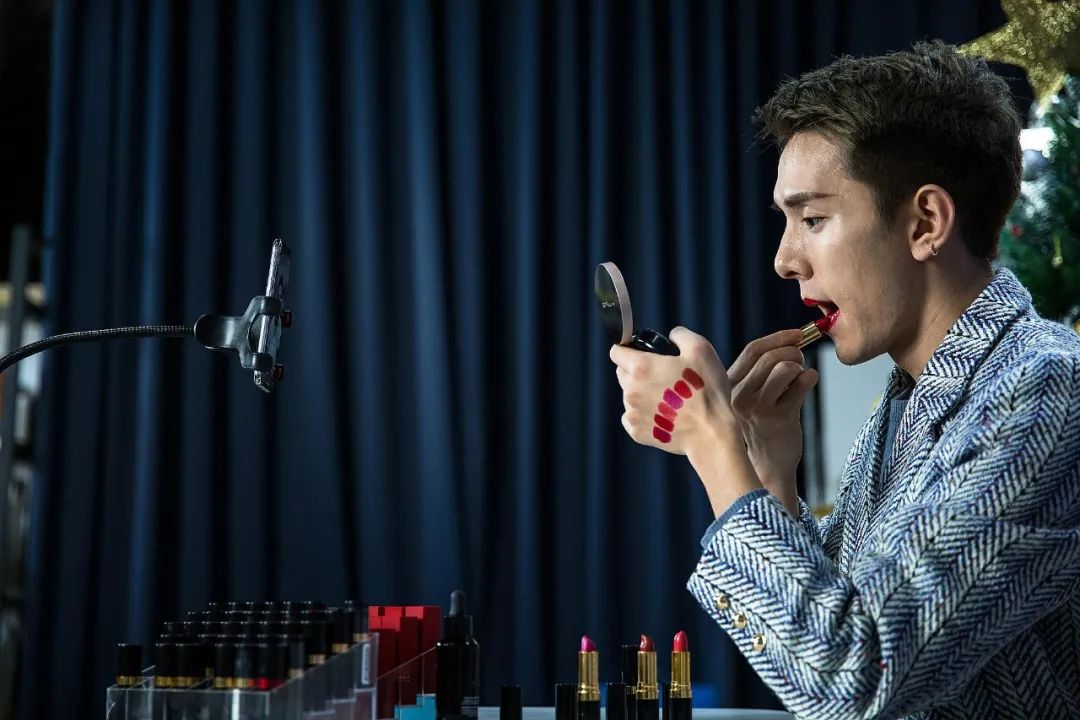 李佳琦否认数据造假；吴亦凡涉合同纠纷被品牌方起诉｜商业参考