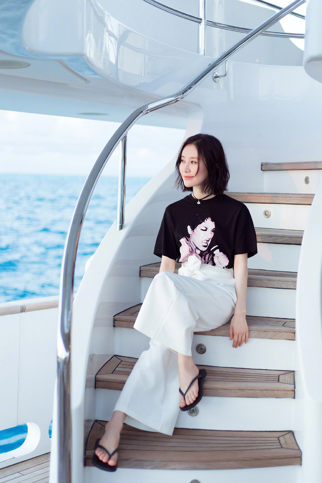 被舒畅的好身材"迷住了",穿薄纱裙一点也不遮掩,真不怕走光