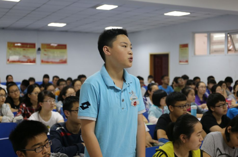 北大校花毕业照走红，颜值才华双双在线，没想到评论区却翻车了