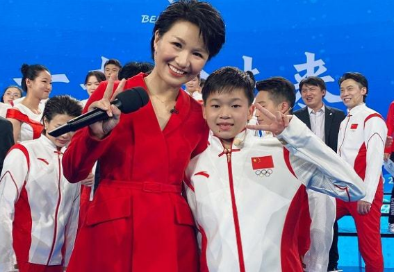 全红婵好忙！又飞回广东，第2次当颁奖嘉宾，比后辈们高出一头