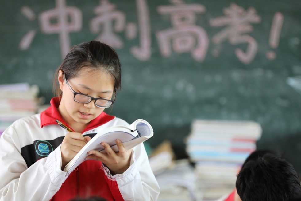 2022年高考多少分能上本科？过分数线也未必能念上，学生处境艰难