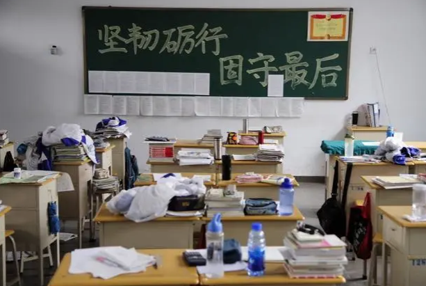 河南女孩考上北大，母校奖励其50万，却遭众人质疑：这不公平