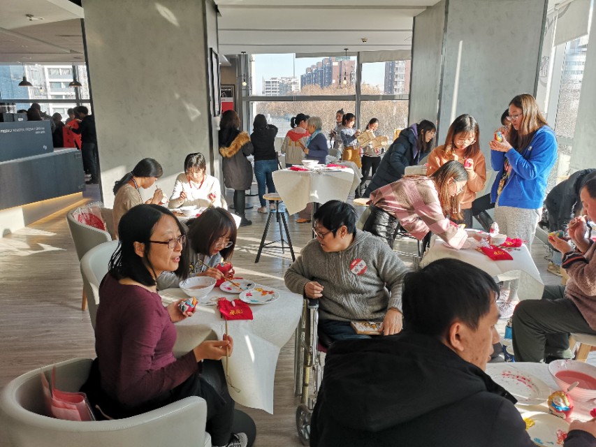北京传统书画艺术研究会走进完美世界大厦慰问员工