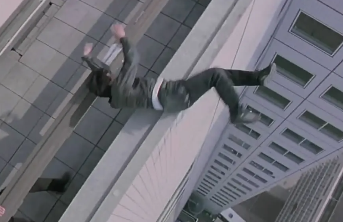 23年前，成龙为悼念恩师从21楼纵身一跃，跳出世界纪录震惊好莱坞