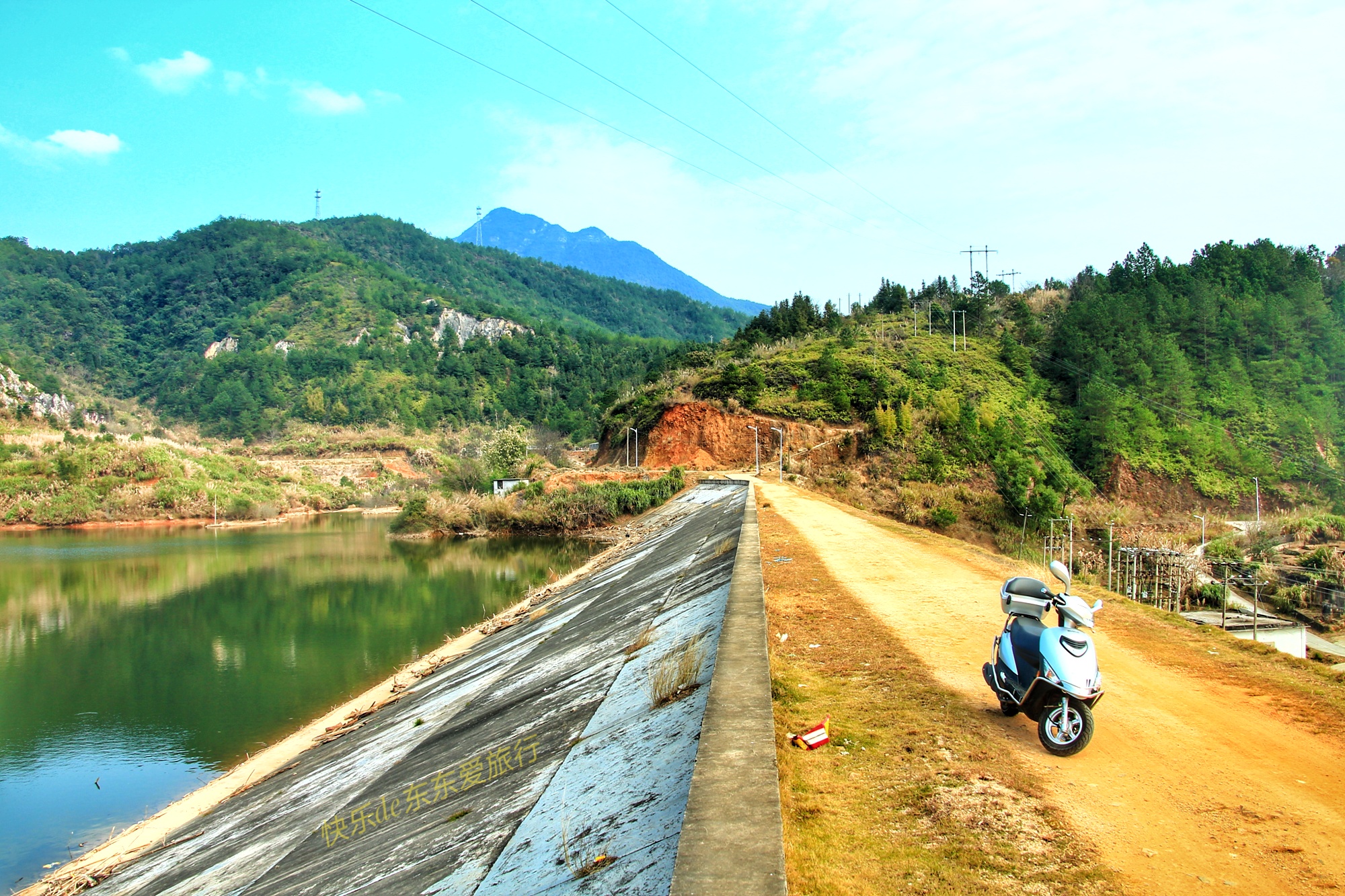 平远县东石镇,平远东石灵水村,一村两水库,稻田景也美-出走网