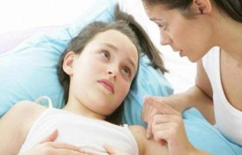 小学女厕出现月经提示牌，家长却大惊小怪，小学来月经正常吗？