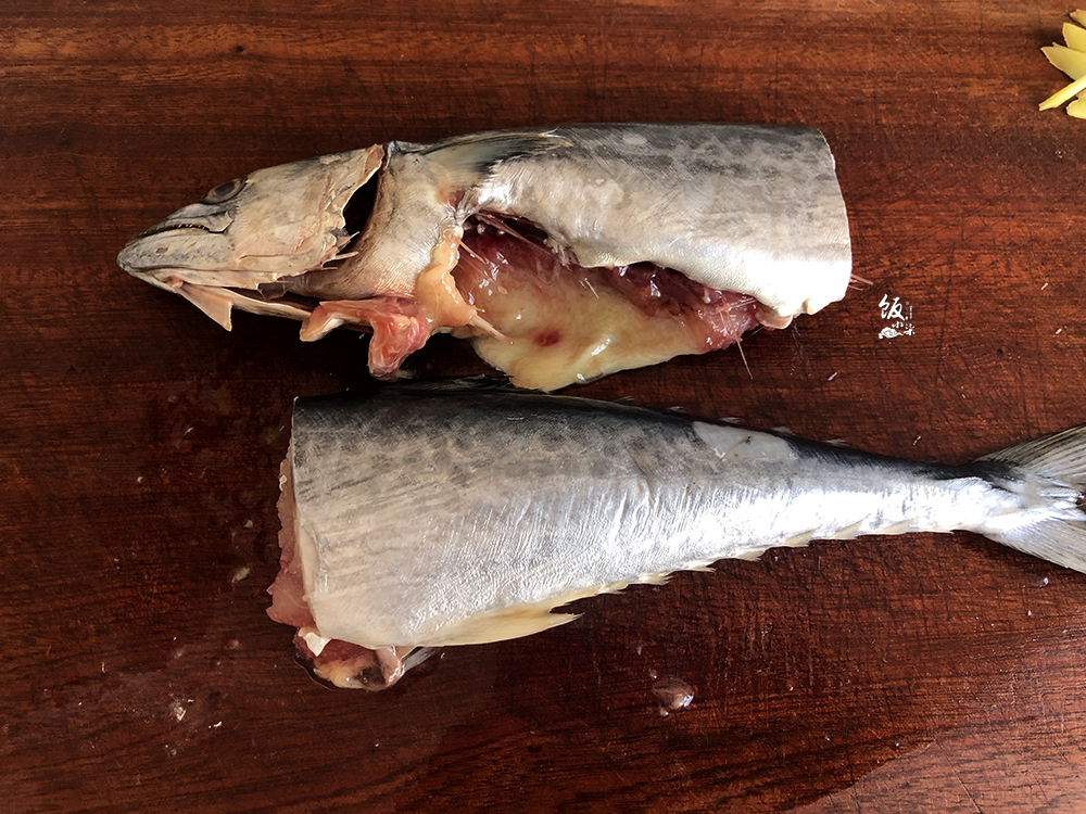 做法:第一步,将鲅鱼解冻,去掉内脏和鱼鳃,然后清洗干净,把鱼肚子的