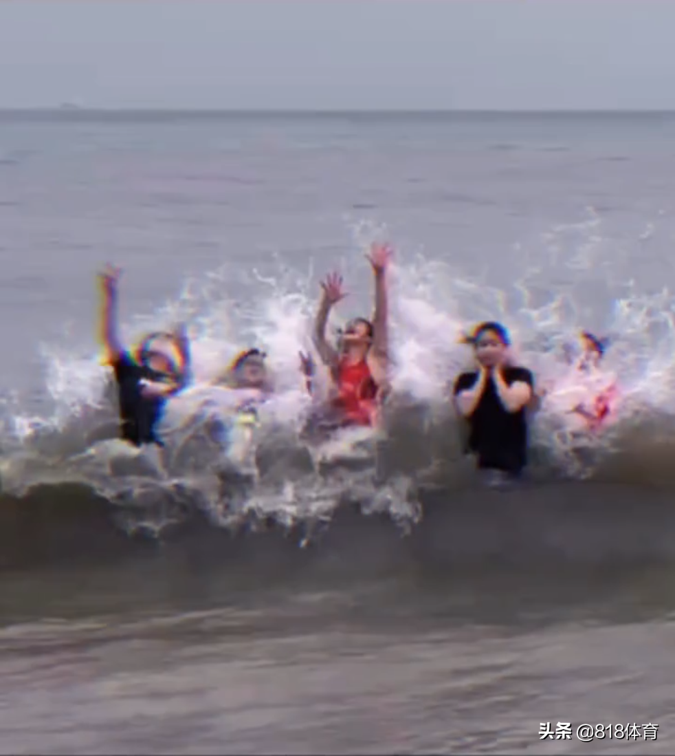 可爱!全红婵和师姐们海边弄潮,一个大浪拍翻众人,红姐倒下不忘比V