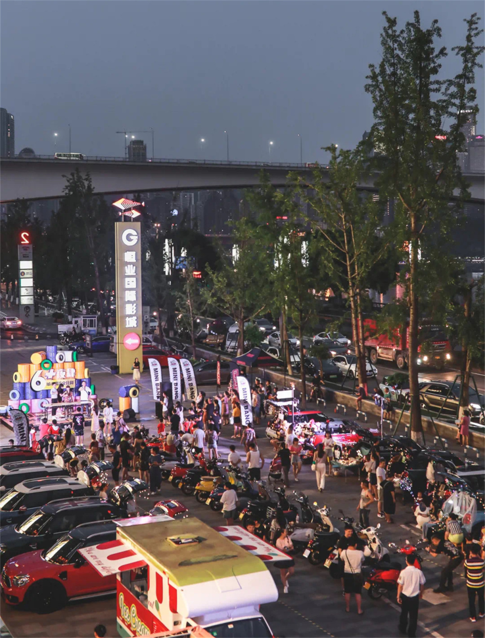 重庆江景哪里看？南滨路酒吧餐厅数不胜数，嘉滨路看最美洪崖洞