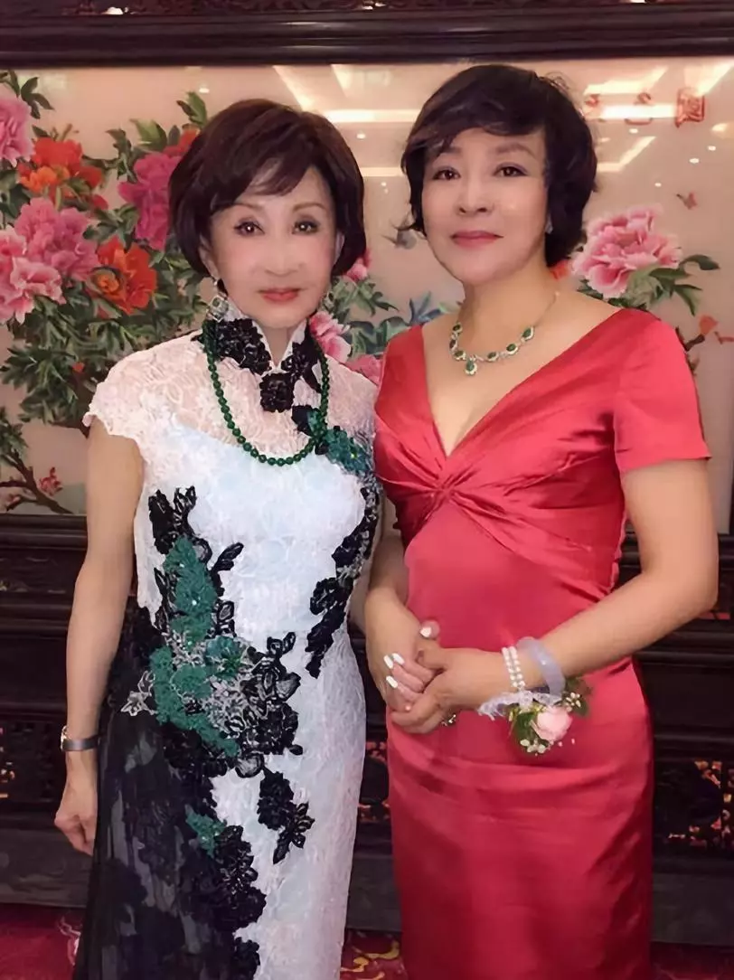 几十万名牌包,上亿帝王绿翡翠,明星烧钱“富养”女儿大PK