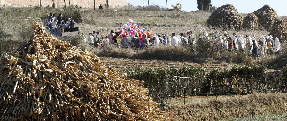 农村俗语“冷棺莫入村，热孝莫登门”，啥意思？老话有道理吗？