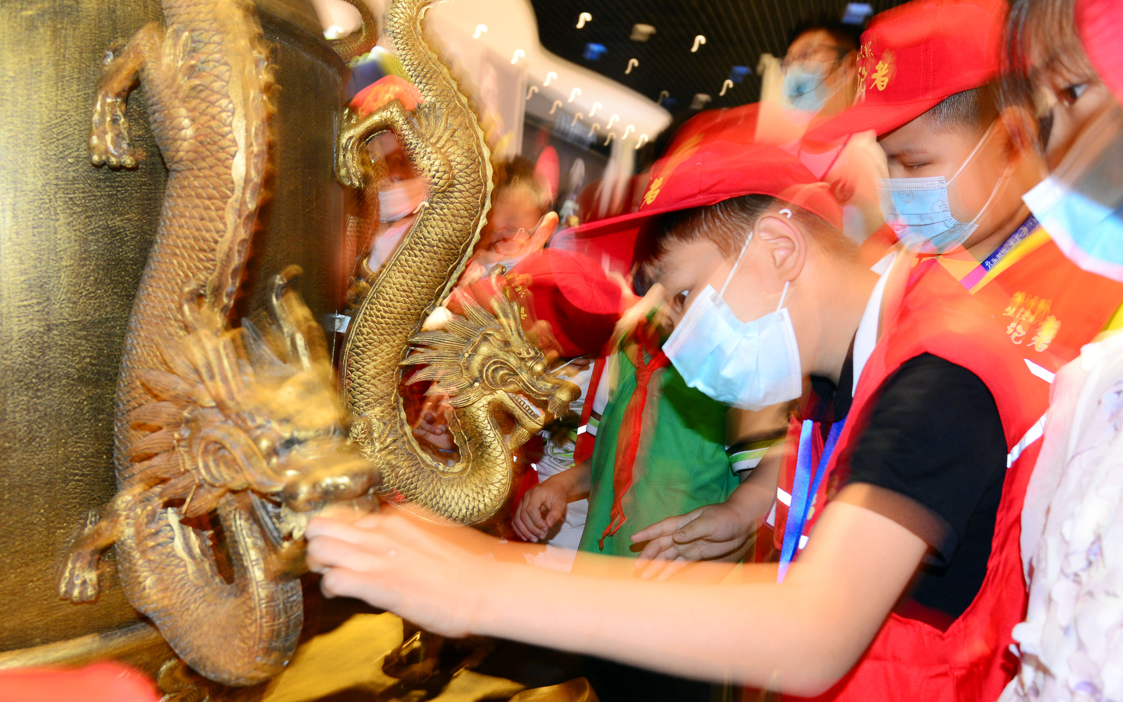 观看科普动画片、体验7.5级地震…33名龙头新闻·生活报小记者走进防震减灾科普馆