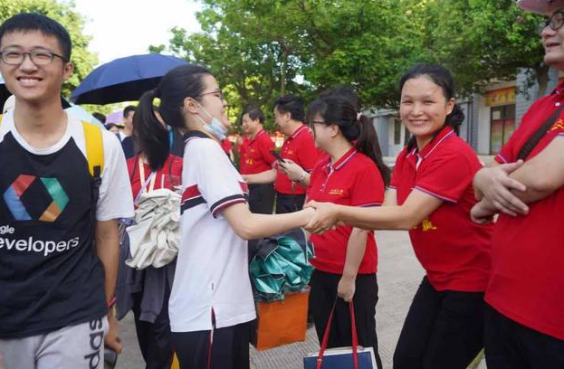 儿子高考估分710，父亲高调宣布“9月清华见”，网友：口气不小