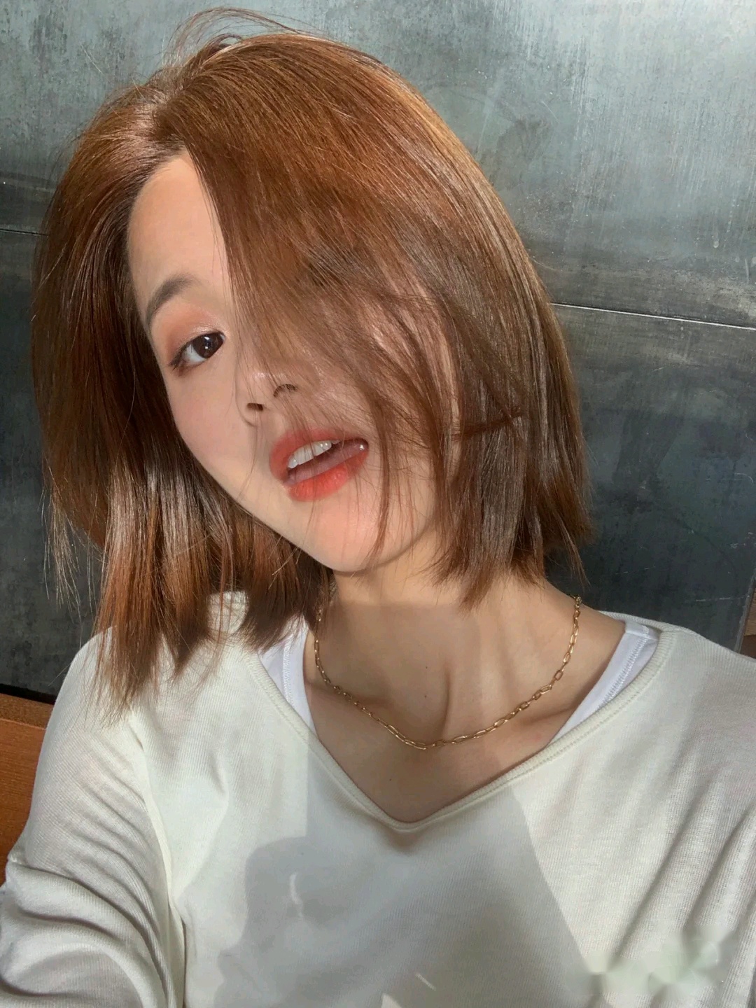 女人染发别染红色紫色，太俗！黄黑皮染这几款颜色，显白又洋气