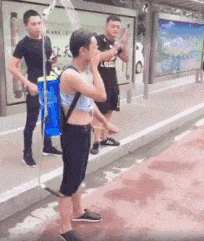 妹子在车上做出不雅行为，我该怎么去制止她