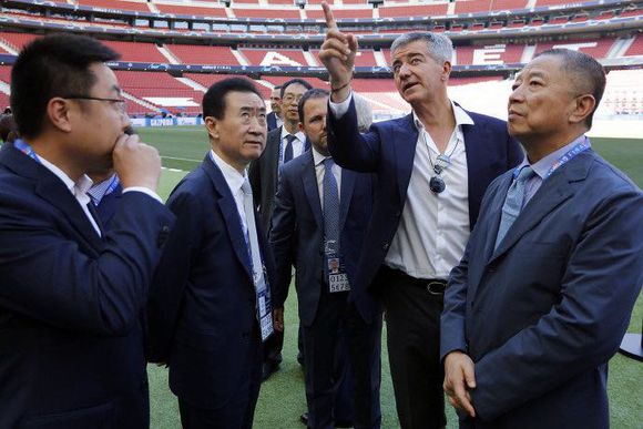 王健林携中国体坛大佬赴西班牙看欧冠决赛 球迷：这是海外采购团