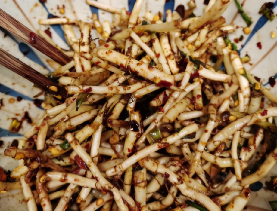 惊蛰节气，鱼腥草正当时，一次多买点凉拌着吃，给家人尝尝鲜