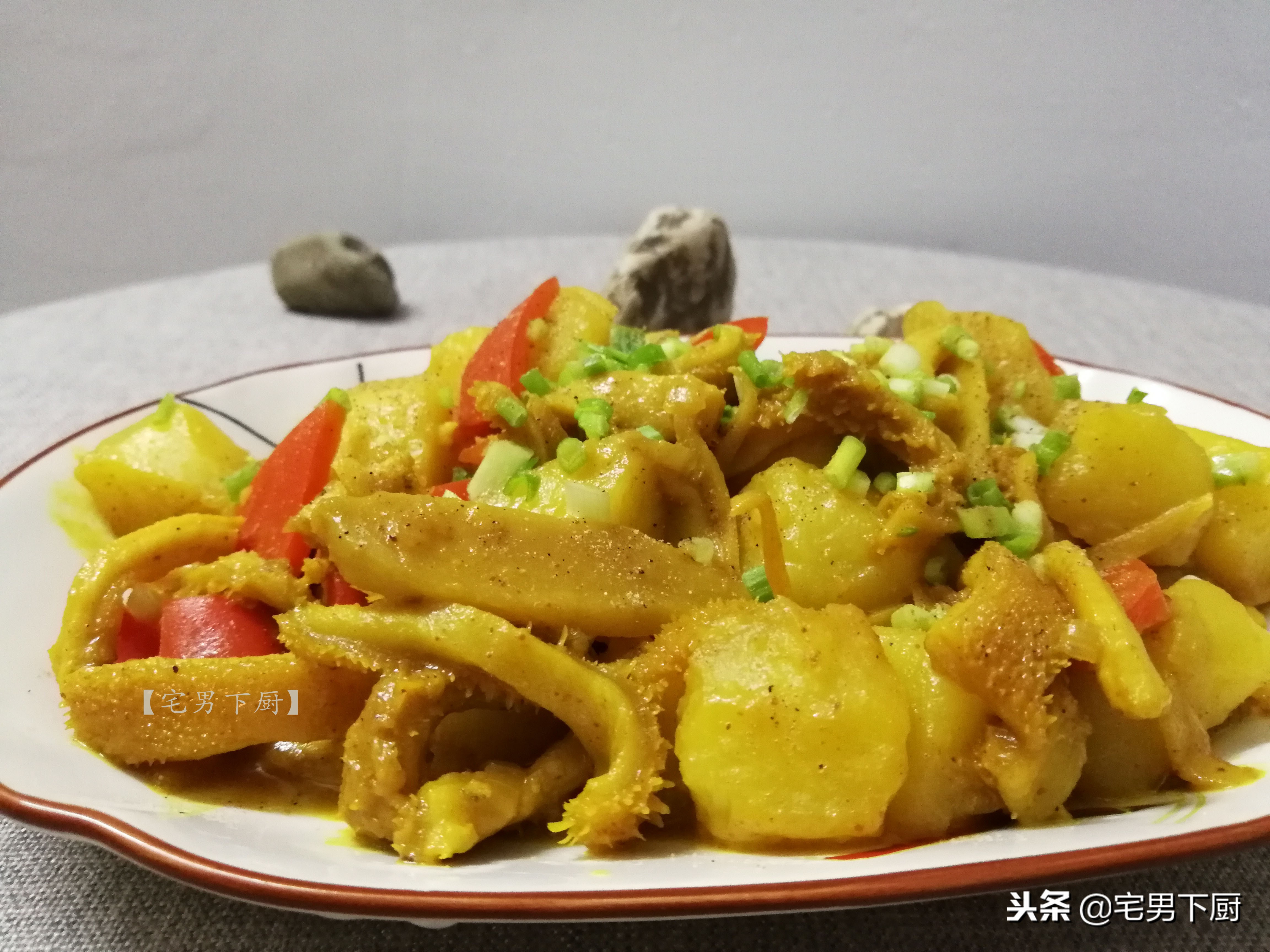 退休厨师传授咖喱牛肚"牛肚爽而不烂,土豆烂而不腻"的秘诀