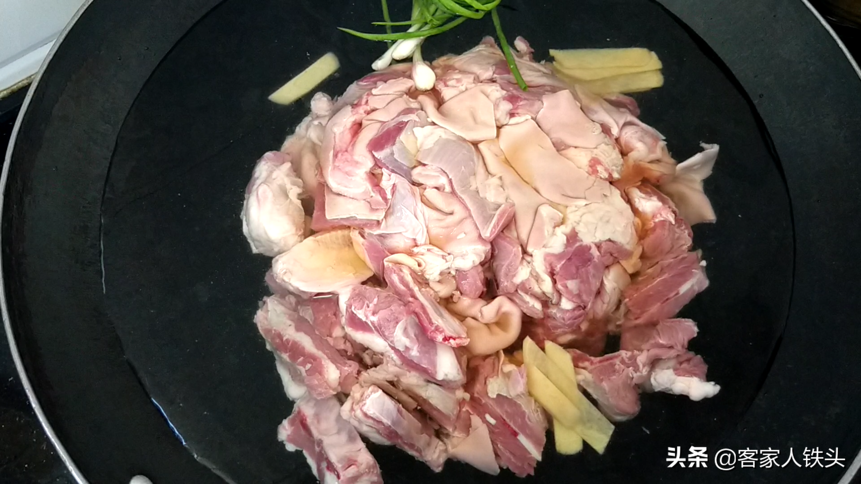 天冷，给家人做一锅特色羊肉，好吃又暖身，配料做法都简单，真香