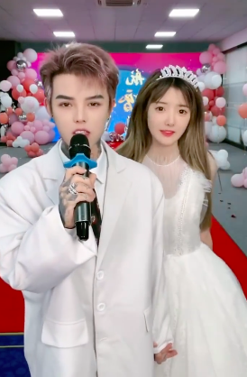 殷世航和套路璐官宣分手！男方疑刚单身就晒新欢，新女友美艳性感