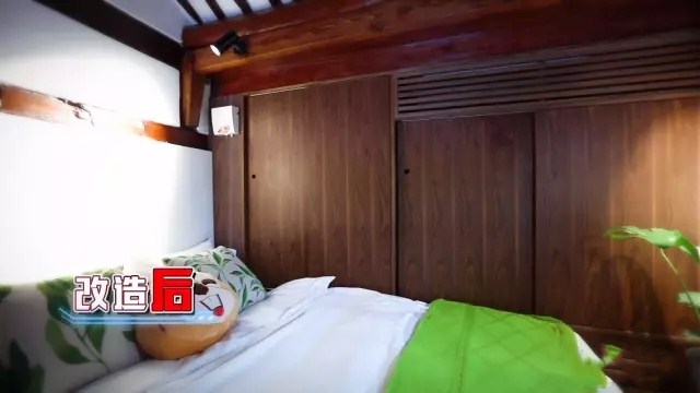 北京胡同18m²老房，24小时开灯生活，父亲睡在女儿女婿上铺