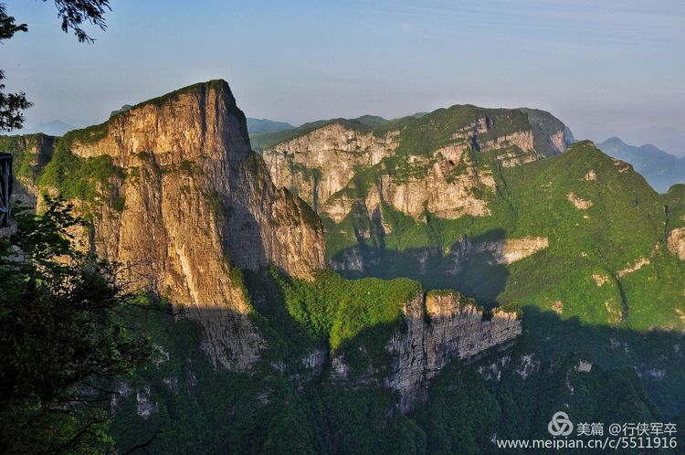 玉壶峰下松涛起，天界佛国掸尘埃！走遍千山万岭，唯天门山独有