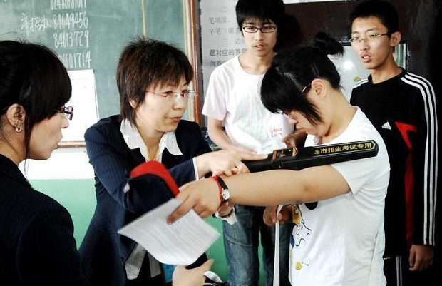 “我不会的题，你也别做”，手撕别人高考卷的女生，后来考了几分