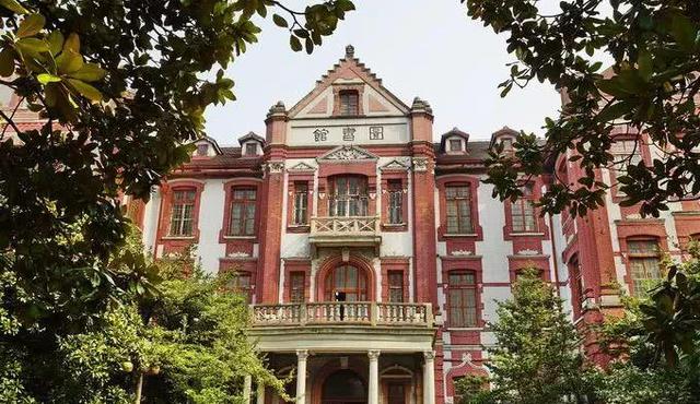 国内大学校友会排名，第一名稳坐14年，上海交大成功跻身前三